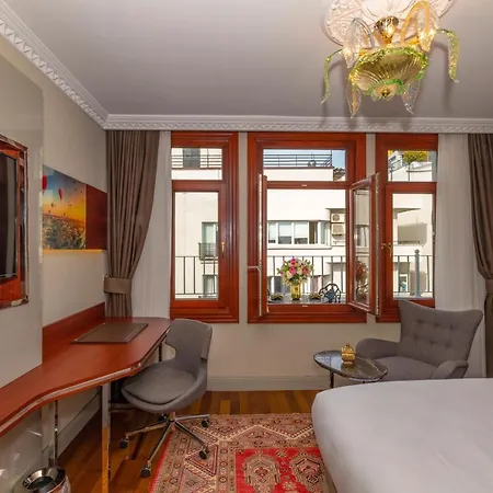 Blue Gilroy Hotel 3*